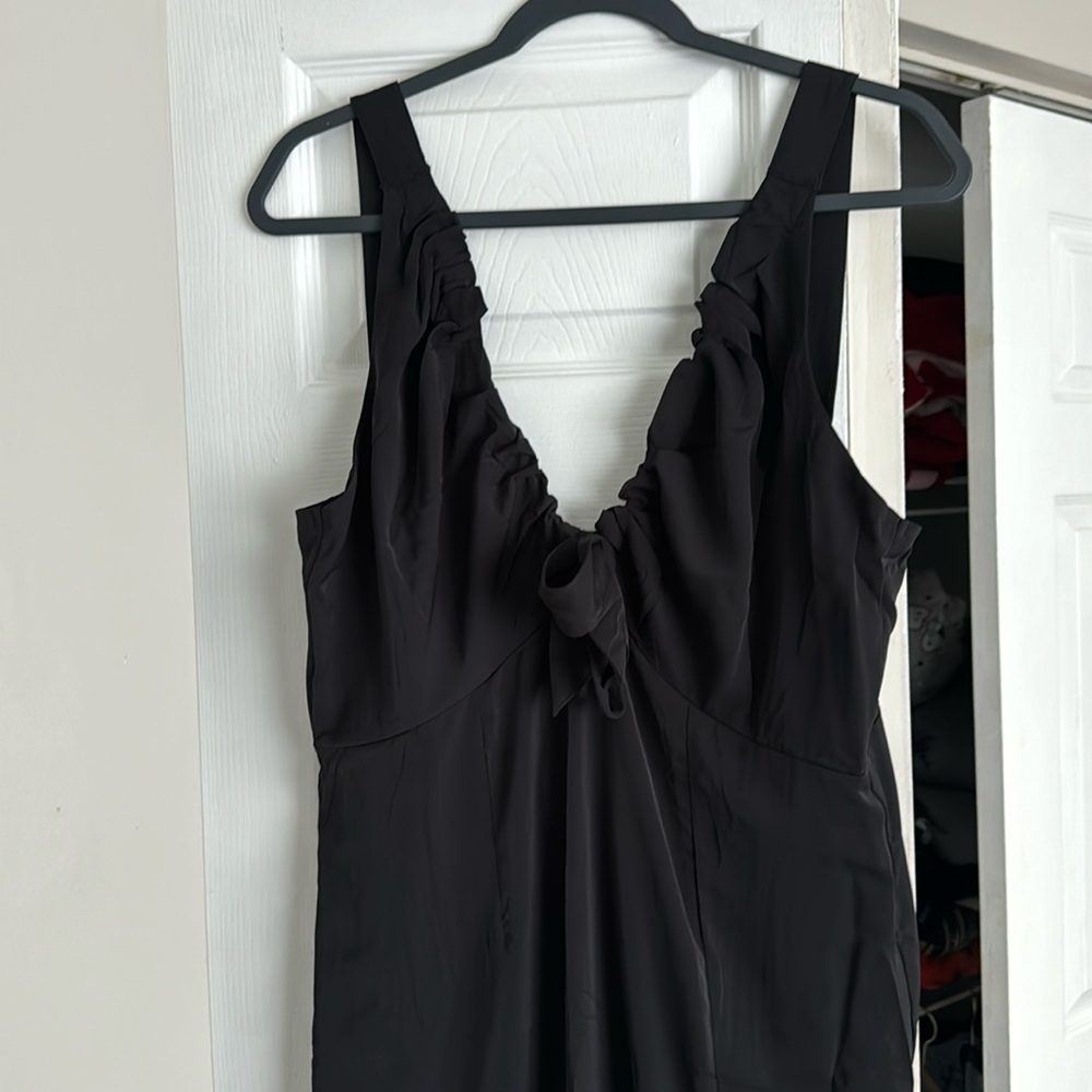 Abercrombie new without tags black dress. Adjustable straps.